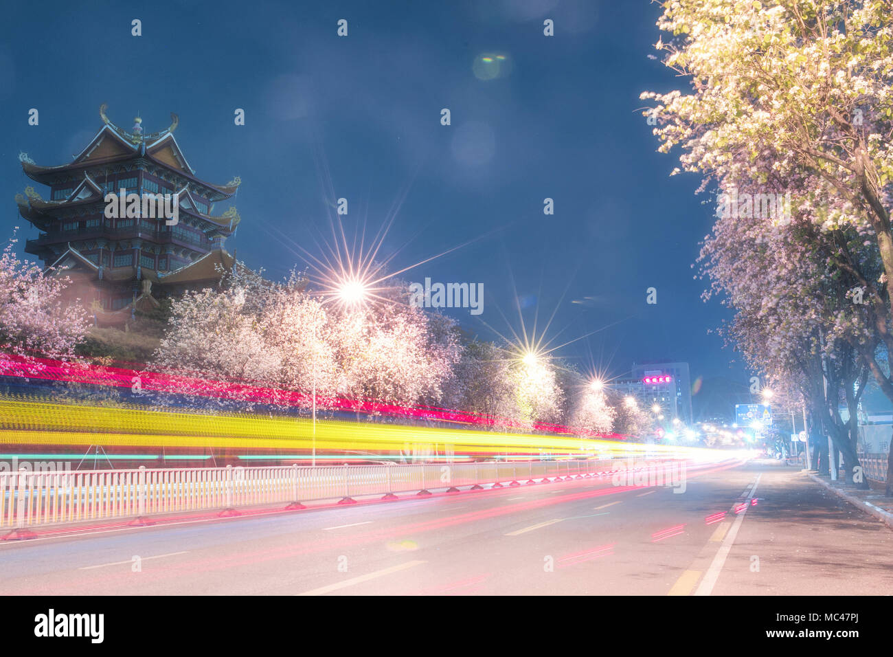 Fuzhou, Fuzhou, Cina. Xiii Apr, 2018. Fuzhou, Cina-13th Aprile 2018: Paesaggio notturno di fiori che sbocciano e antico edificio sulla strada Gongye a Fuzhou, a sud-est della Cina di provincia del Fujian (edita foto) Credito: SIPA Asia/ZUMA filo/Alamy Live News Foto Stock