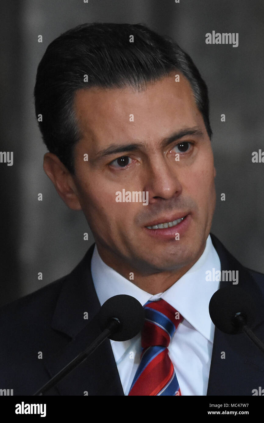 Città del Messico. Il 12 aprile, 2018. Il Messico di Presidente Enrique Peña Nieto visto parlare durante la visita del Primo ministro di Norvegia Erna Solberg in occasione di una conferenza stampa sul tema dell'energia al Palazzo Nazionale di Città del Messico. Credito: SOPA Immagini limitata/Alamy Live News Foto Stock