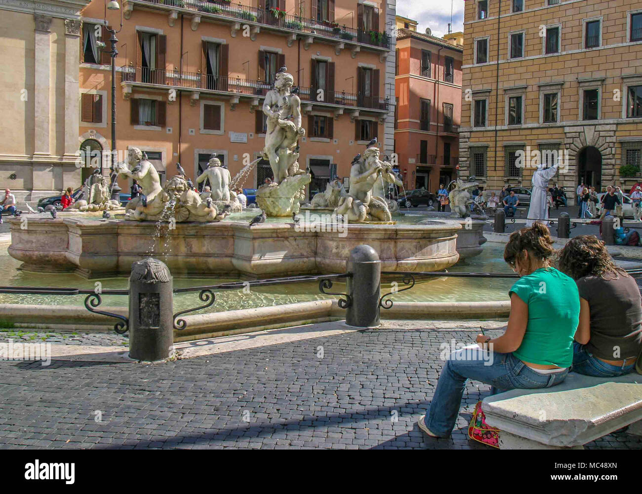 Roma, Italia. Xiv oct, 2004. Due giovani ragazze disegna una delle famose fontane in Piazza Navona, la Fontana del Moro. Un principale dello spazio urbano nel centro storico di Roma, in Italia, la piazza è una popolare destinazione turistica. Credito: Arnold Drapkin/ZUMA filo/Alamy Live News Foto Stock