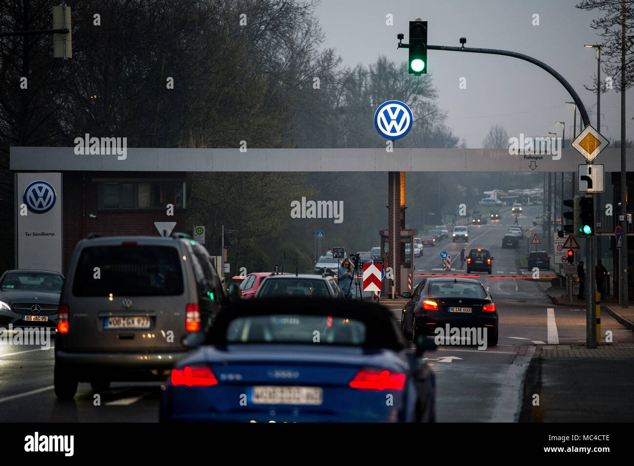 13 aprile 2018, Germania, Wolfsburg: Automobili la guida sul sito di Volkswagen. I risultati del consiglio di amministrazione per quanto riguarda il riorientamento della società verrà presentata questa mattina in occasione di una conferenza stampa. Foto: Swen Pförtner/dpa Foto Stock