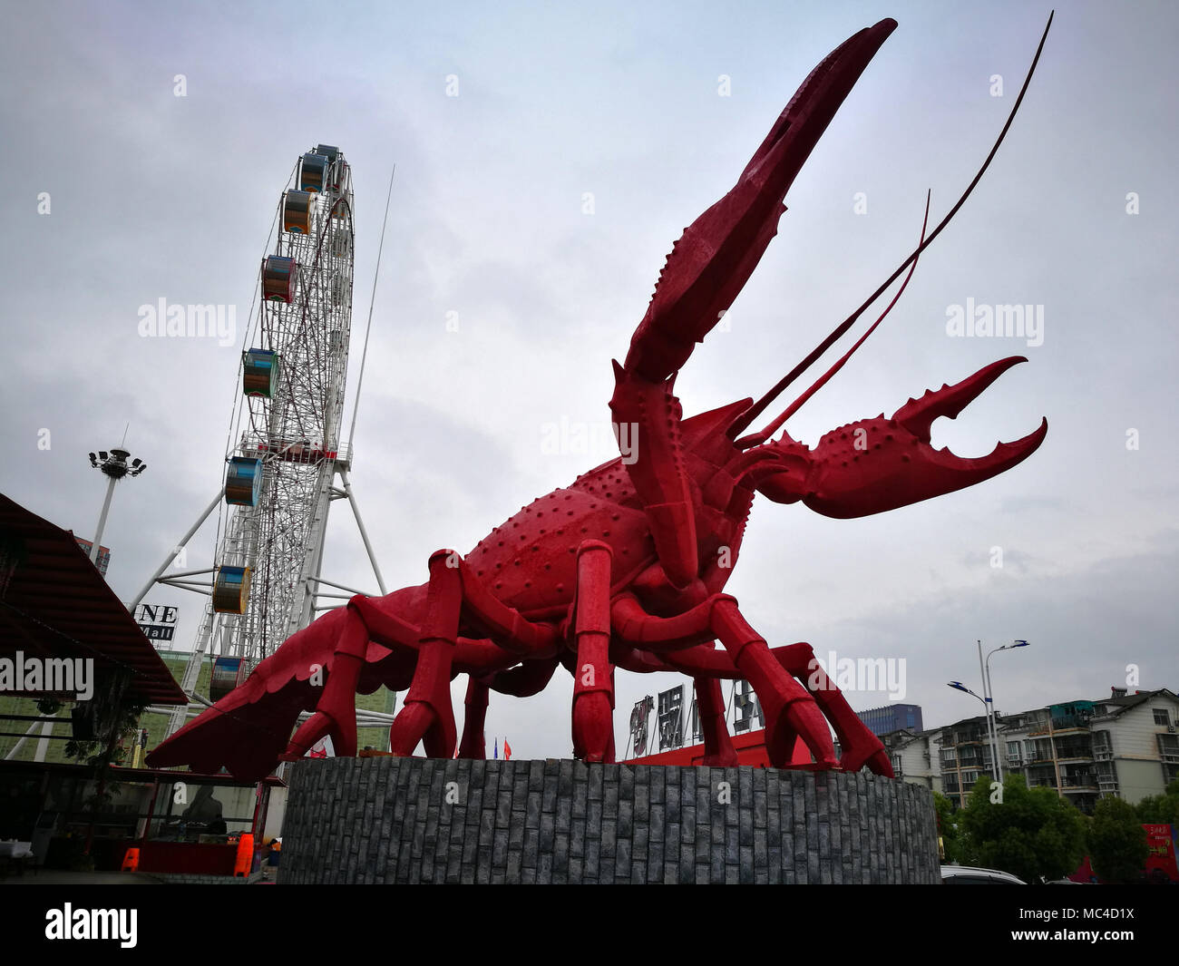 Yichang, Yichang, Cina. Xiii Apr, 2018. Yichang, Cina-13th Aprile 2018: un 5-metro-tall aragosta scultura può essere visto sulla strada a Yichang, centrale cinese della provincia di Hubei. Credito: SIPA Asia/ZUMA filo/Alamy Live News Foto Stock