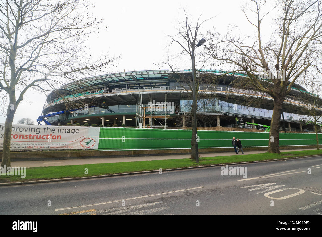 Londra, Regno Unito. Il 13 aprile 2018. Preparare i lavoratori per installare il tetto apribile su Corte uno All England Tennis Club che sarà pronta per il 2019 Wimbledon Tennis campionati e che consentirà di aumentare la capacità di posti a sedere e trasformare l'erba corte arena in grado di garantire il gioco in tutte le condizioni atmosferiche. Credito: amer ghazzal/Alamy Live News Foto Stock