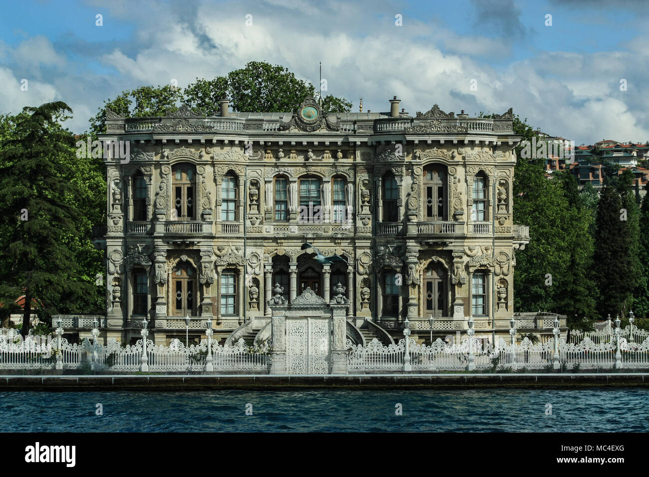 Istanbul, Turchia, 12.04. 2016, il Vecchio Porto vintage house in piedi vicino al fiume Bosforo ad Istanbul in Turchia Foto Stock