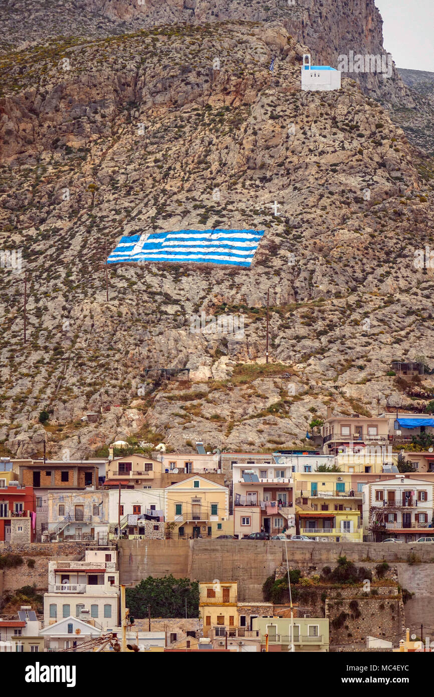 Bandiera Greca e la cappella, Pothia porto, porto, Kalymnos Island, Grecia Foto Stock