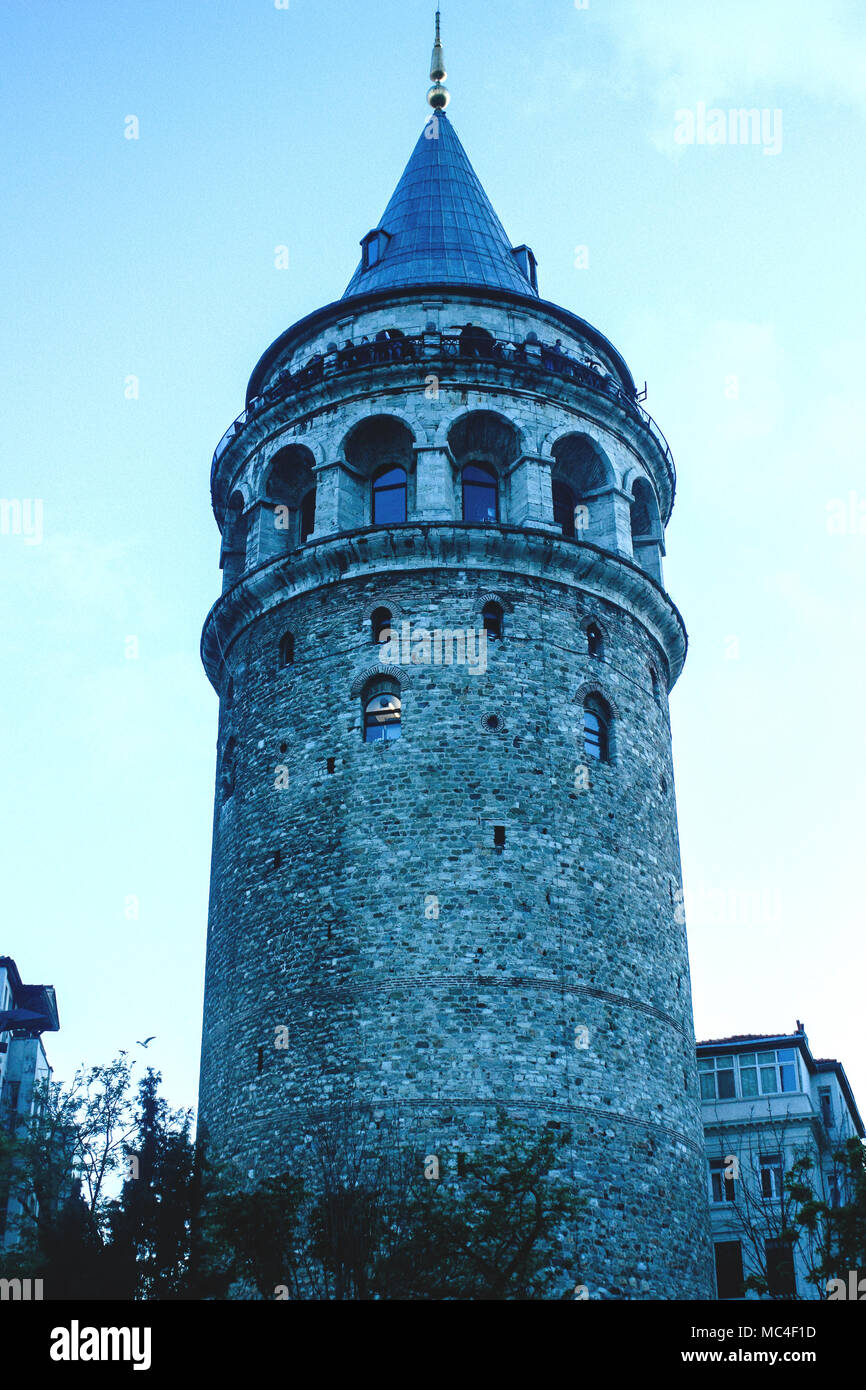 Torre di Galata nella città vecchia di Istanbul in piedi di altezza in luce diurna di affievolimento con una finestra illuminata Foto Stock