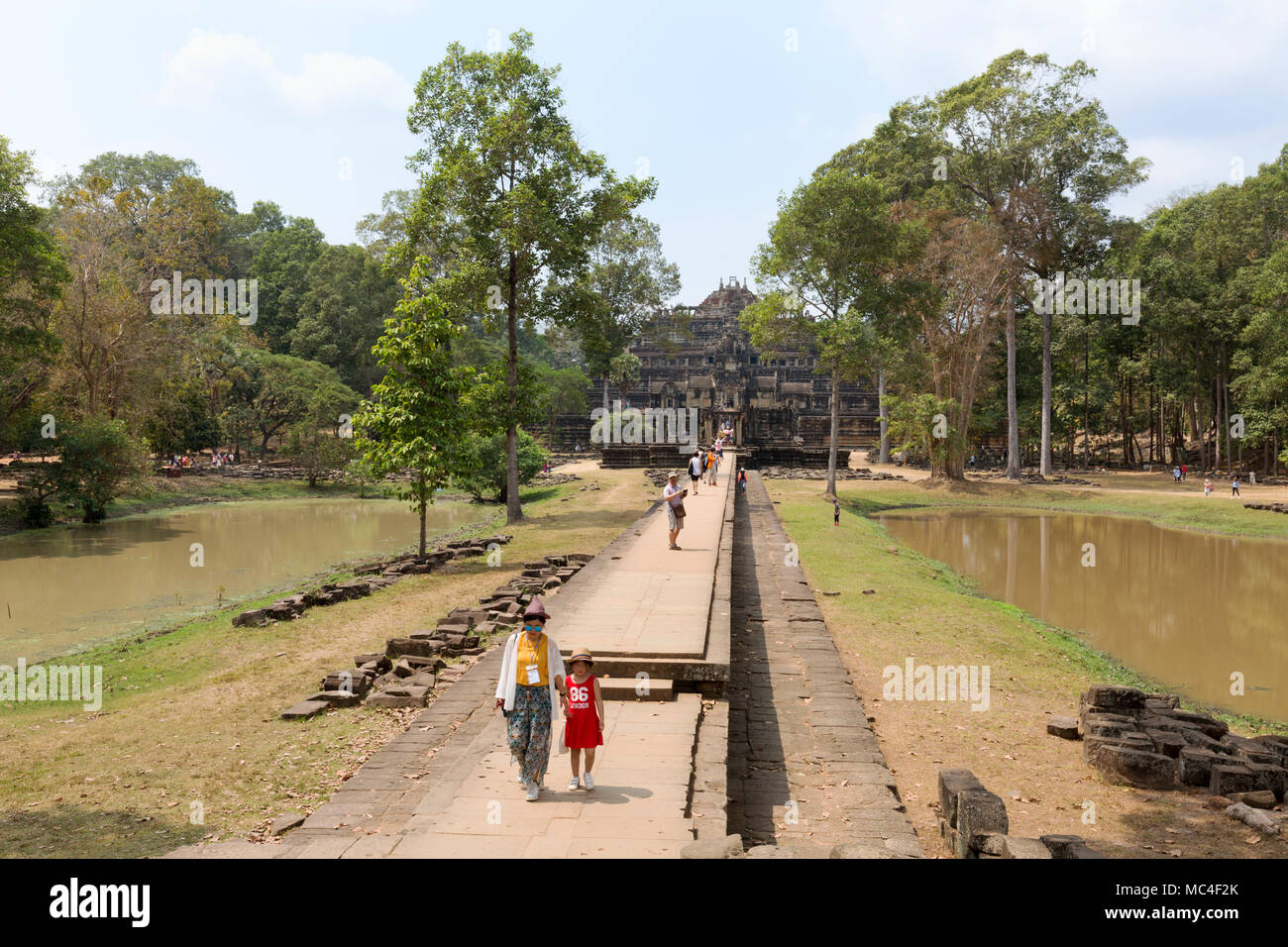 I turisti al tempio Baphuon, Angkor Thom, Angkor Sito Patrimonio Mondiale dell'UNESCO, Siem Reap provincia, Cambogia, Asia Foto Stock