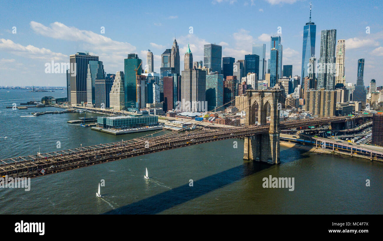 Il Ponte di Brooklyn e il centro cittadino di Skyline di Manhattan, New York City, Stati Uniti d'America Foto Stock