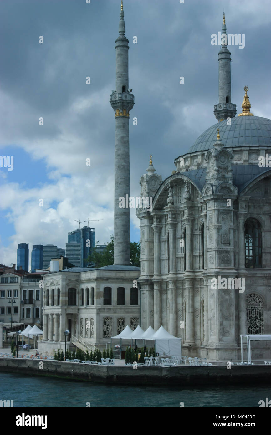 Moschea accanto alle rive del Bosforo fiume è in fase di preparazione per un matrimonio Foto Stock