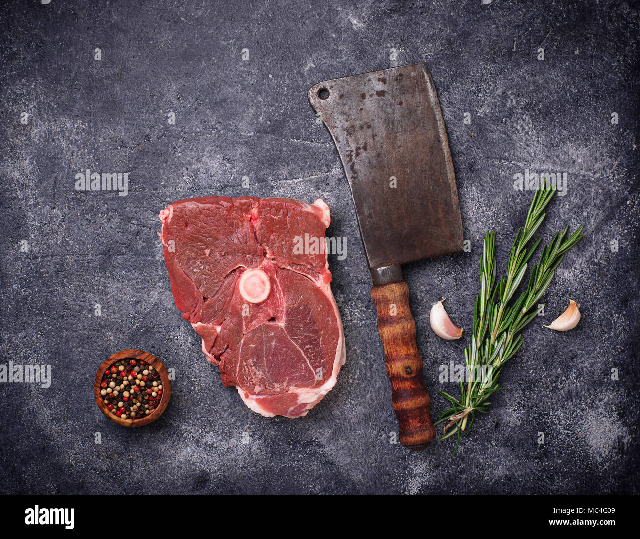 Carne di agnello con rosmarino, spezie e cleaver. Foto Stock