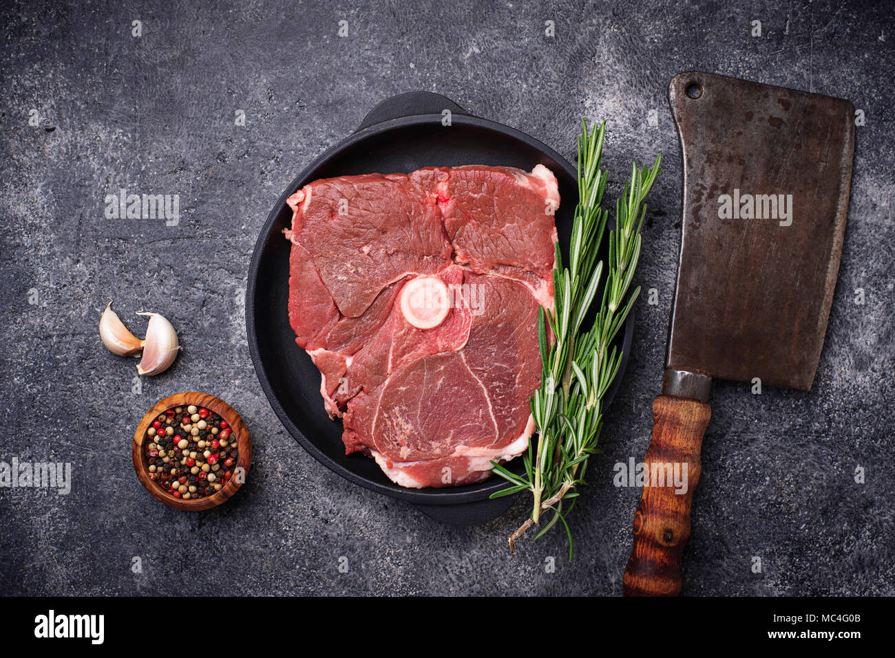 Carne di agnello con rosmarino, spezie e cleaver. Foto Stock