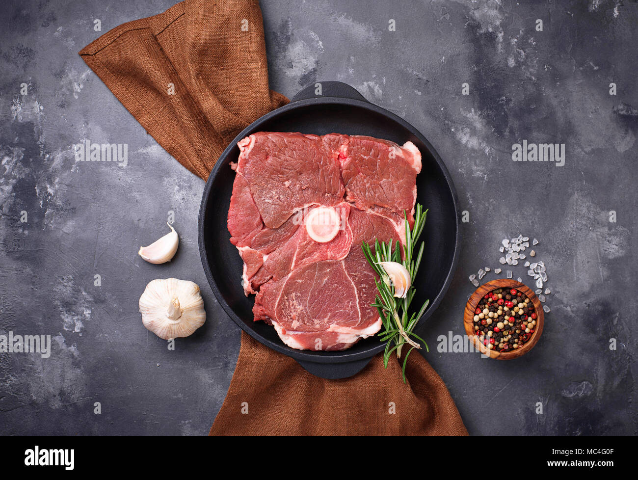 Carne di agnello con rosmarino e spezie Foto Stock