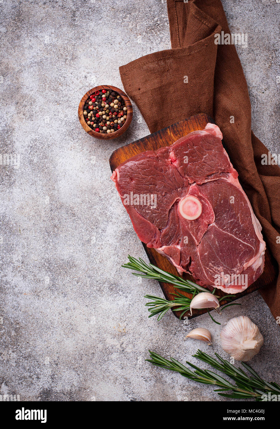 Carne di agnello con rosmarino e spezie Foto Stock