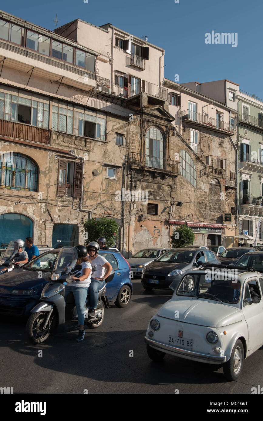 Il traffico sul La Kalsa litorale Foto Stock