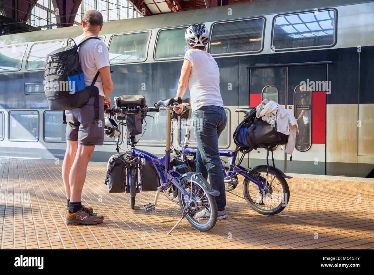 Viaggiare con bici di piegatura Foto Stock