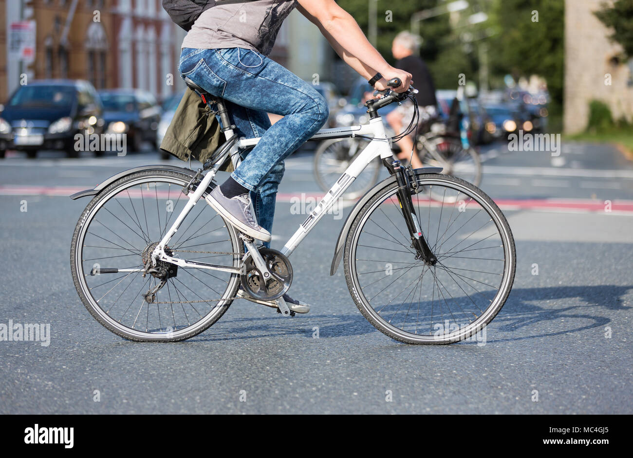 Mann fährt Rad mit wenig Reifendruck Foto Stock