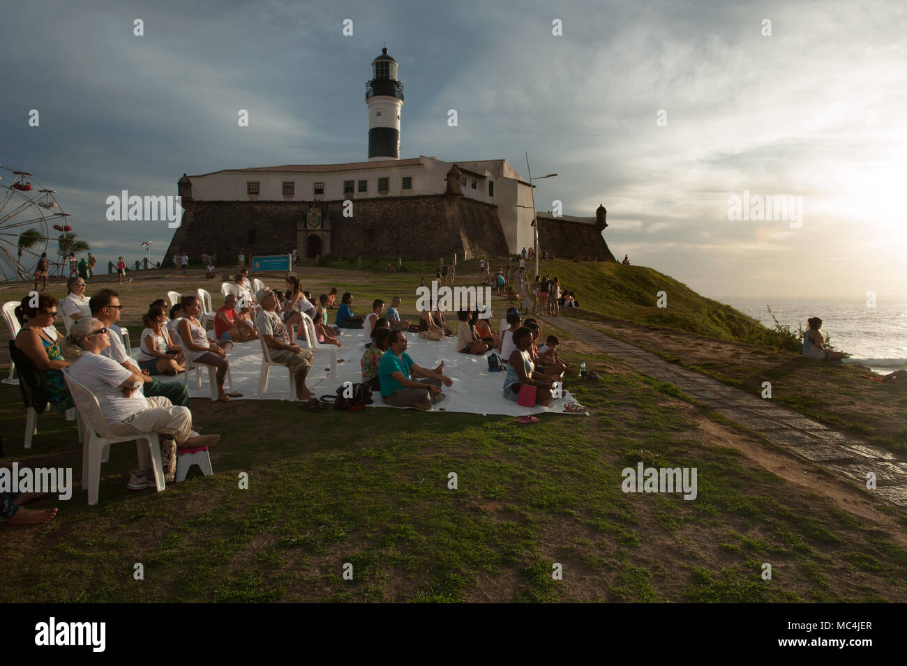 Un mercoledì di ogni mese la scuola meditazione Brahma Kumar è un appuntamento per una sessione collettiva al Farol da Barra contemplando il tramonto in un en Foto Stock