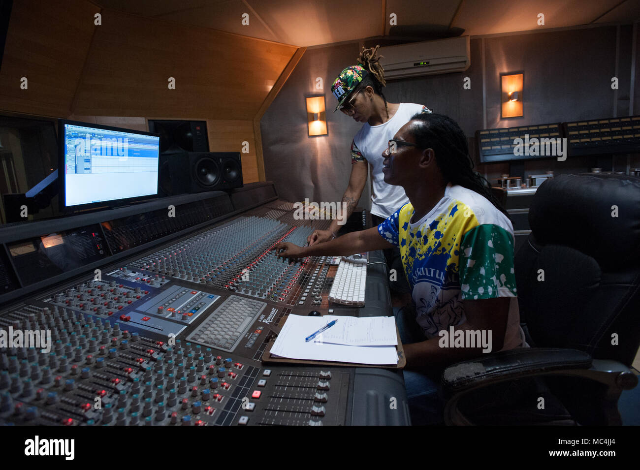 Tonho materia nel suo studio discografico. Salvador de Bahia. Brasile Foto Stock