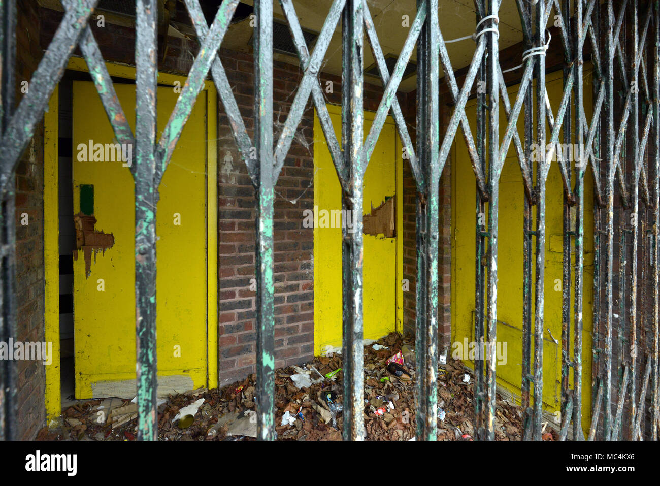 Soggetto ad atti vandalici sportelli gialli in un recintata edificio, Newhaven, East Sussex. Foto Stock