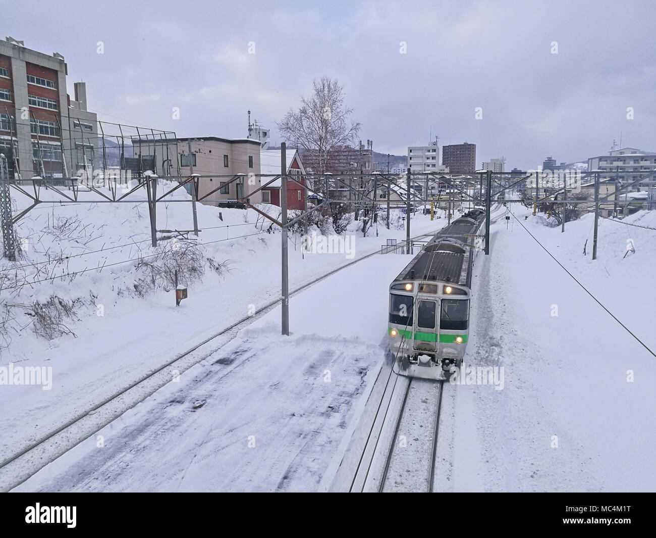 Neve ferrovie e treno in città Otoru Hokkaido in Giappone metà inverno Foto Stock