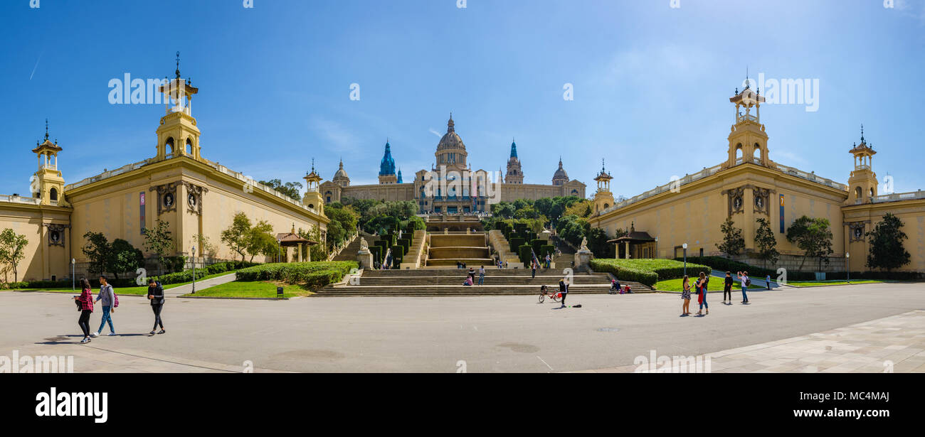 Una vista guardando verso il Museo Nazionale d'Arte della Catalogna che si basa in Palau Nacional di Barcellona, Spagna. Foto Stock