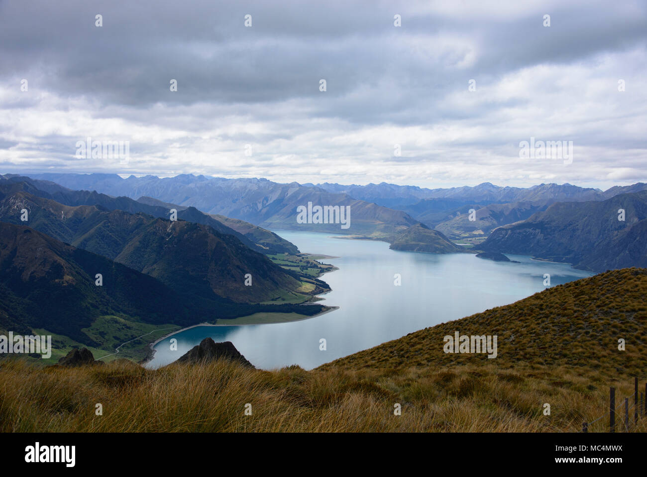 Trekking a picco istmo via vicino a Wanaka, Otago, Nuova Zelanda Foto Stock