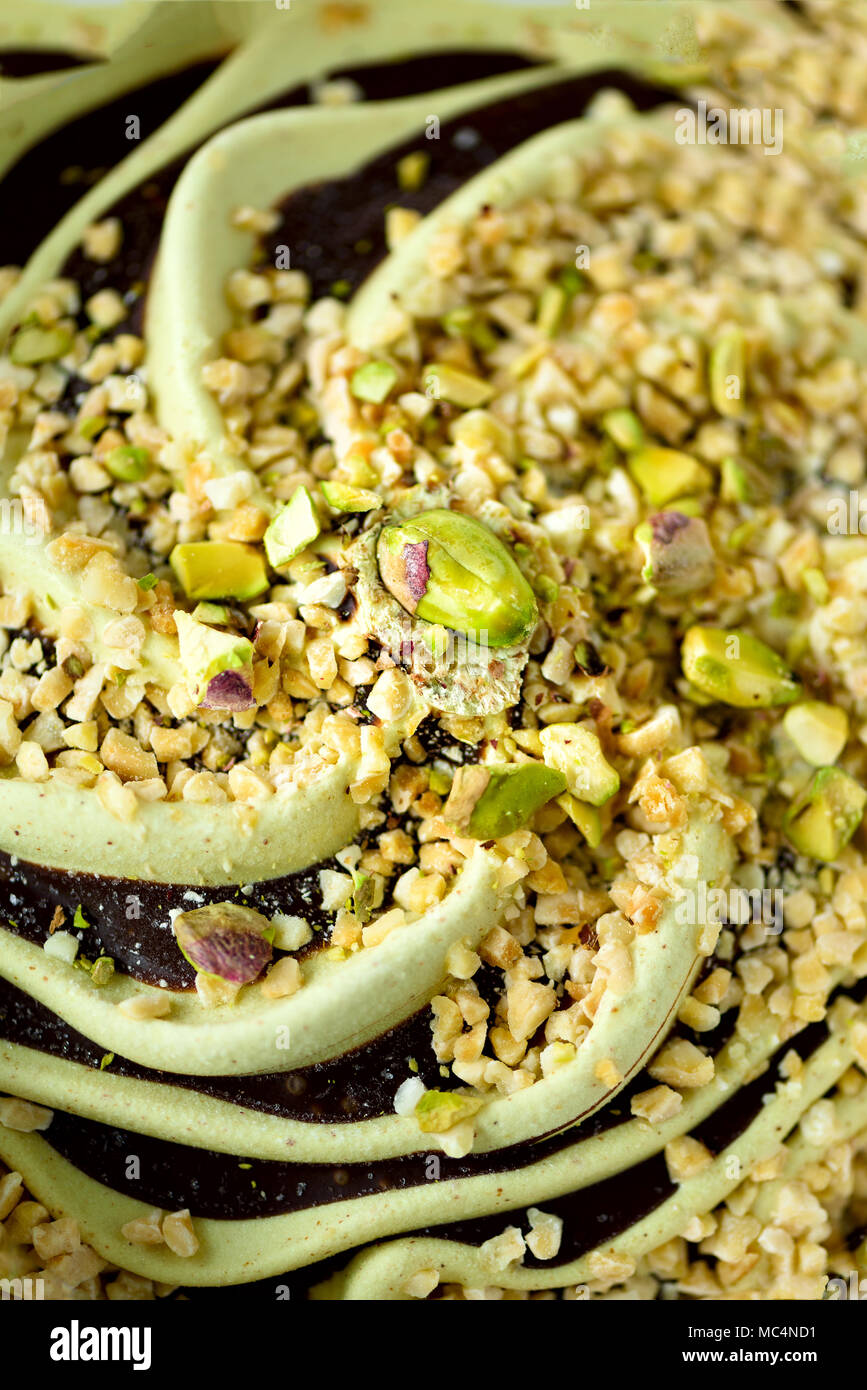 Scooped pistacchio gelato sfondo. In estate il concetto di cibo, copia spazio, vista dall'alto. Yogurt dolce dessert o il tè verde ice-cream texture. Foto Stock