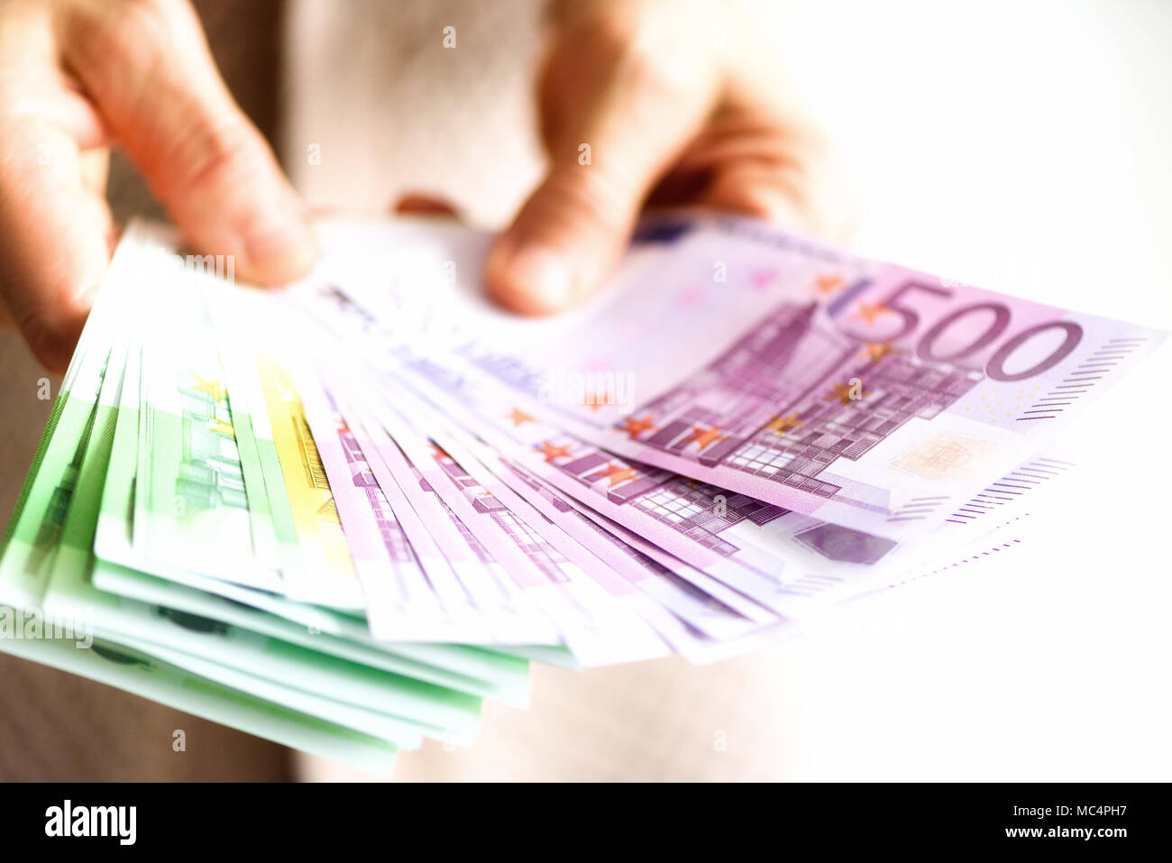 Donna mani valuta euro banconote denaro. E il pagamento in contanti del concetto. Spazio di copia Foto Stock