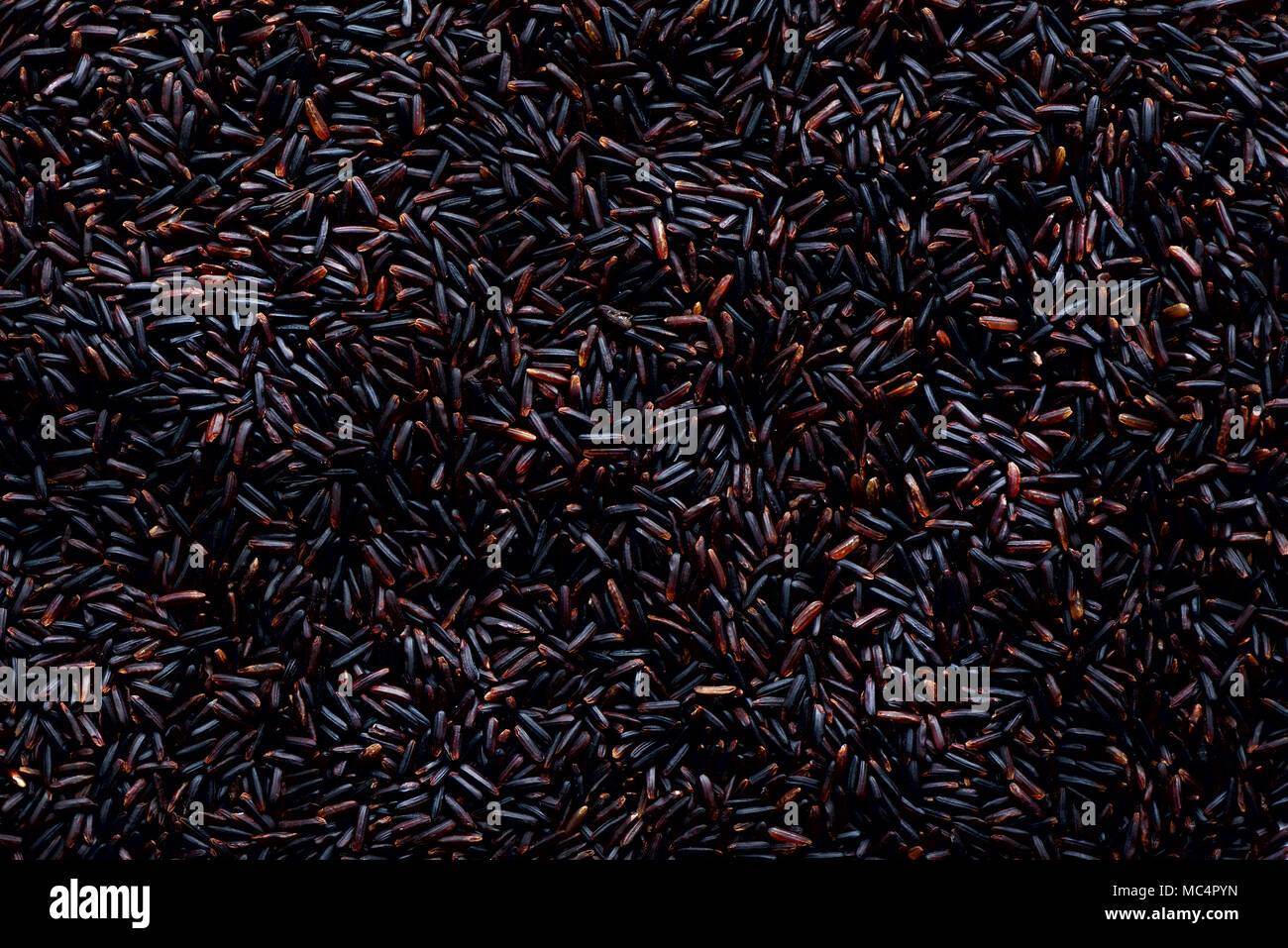 Materie di rosso scuro, balck viola riso, texture. Modello Riceberry sfondo. Ingrediente alimentare dello sfondo. Vista dall'alto, uno stile di vita sano concetto. Foto Stock