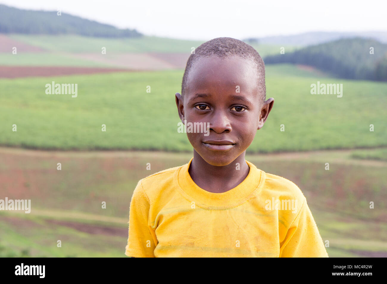 Lugazi, Uganda. Il 18 giugno 2017. Sorridente ragazzi ugandesi in piedi sulla cima di una montagna al di sopra di zone rurali in Uganda. Foto Stock