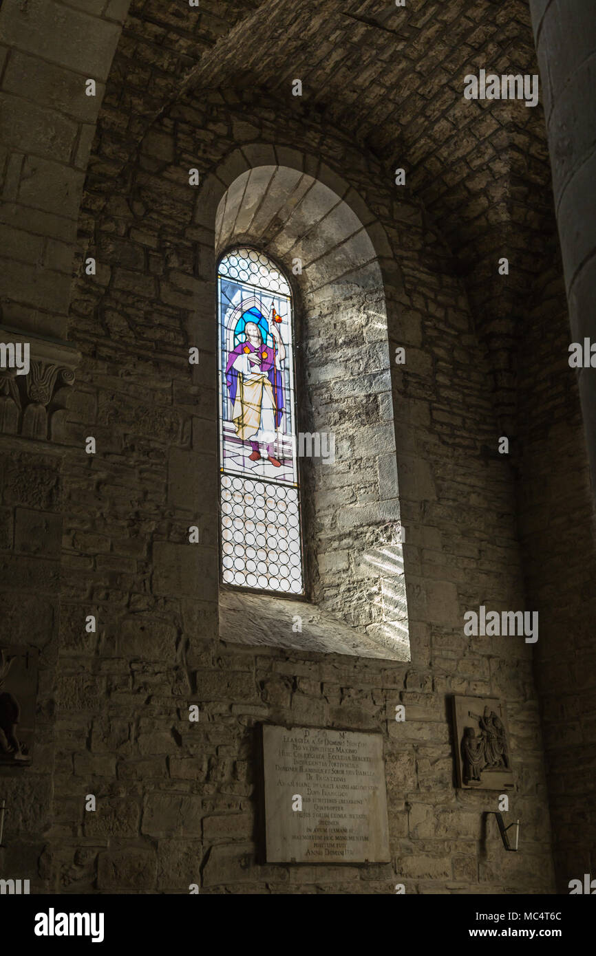 I raggi di luce attraverso il vetro macchiato, vecchia finestra antica in una chiesa. Foto Stock
