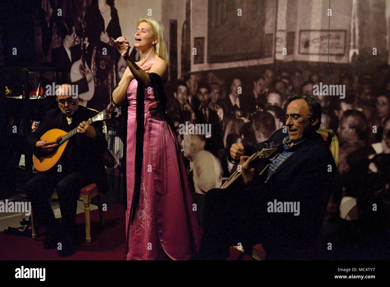 Cantante femminile e chitarristi durante il live spettacolo Fado "Fado com Historia a Tavira Foto Stock