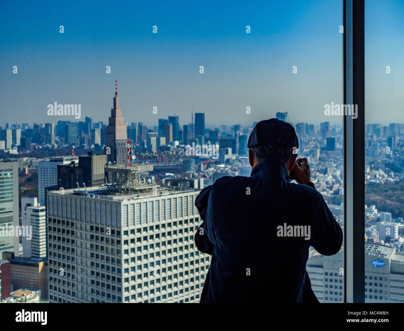 Turismo a Tokyo Giappone Turismo - un turista prende una foto dalla galleria di visione del Governo Metropolitano di Tokyo Tower a Tokyo Giappone Foto Stock