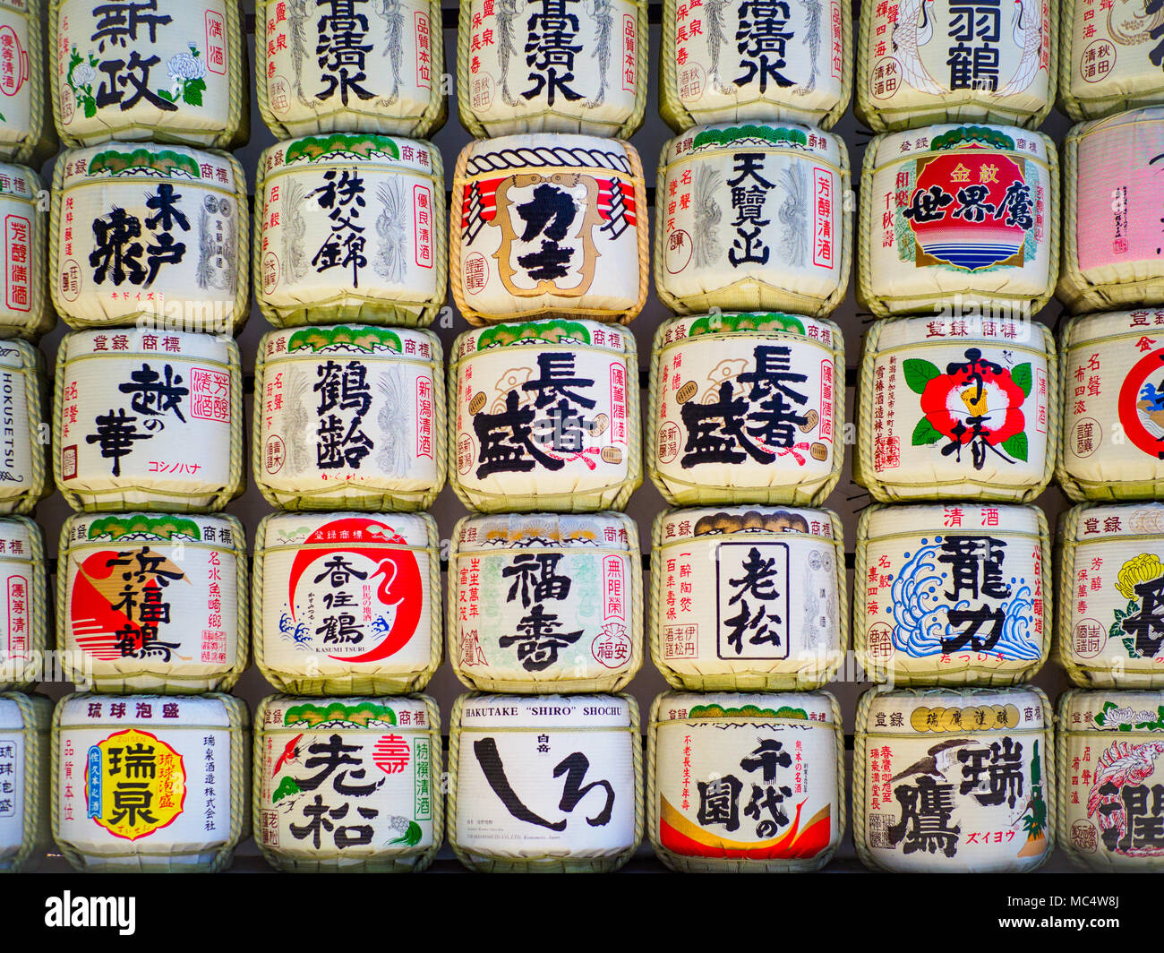 Tokyo Japan - barili di sake al Santuario Meiji Jingu A Tokyo Giappone Foto Stock