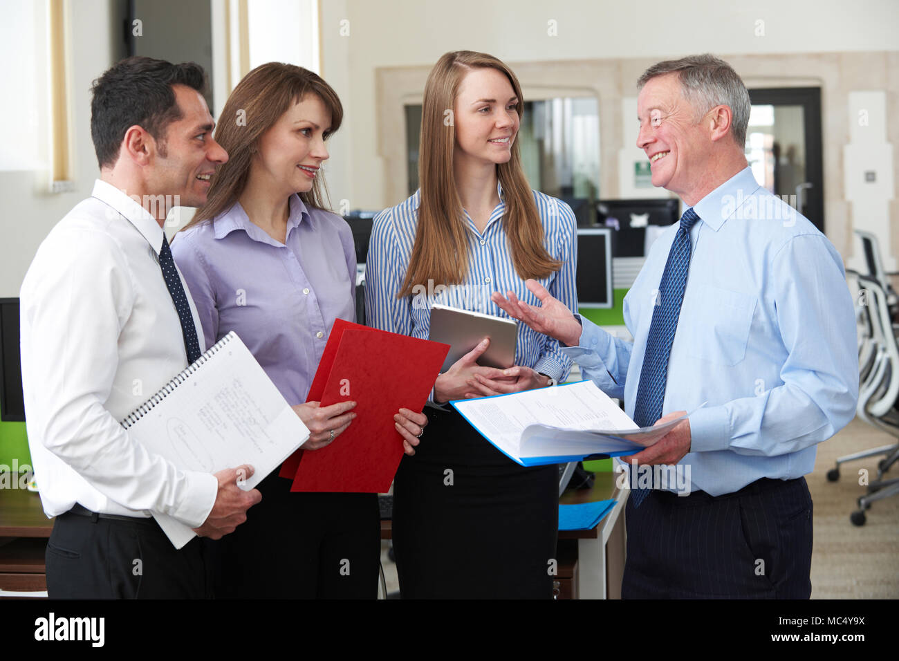 Team aziende aventi riunione in ufficio moderno Foto Stock