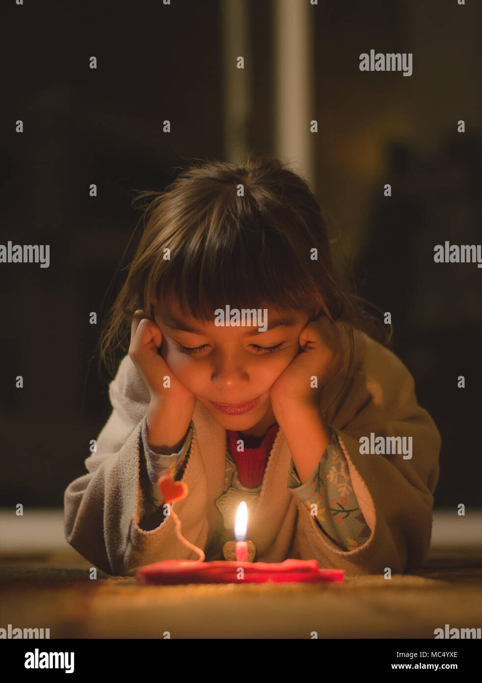 Ragazza carina la realizzazione di un desiderio Foto Stock