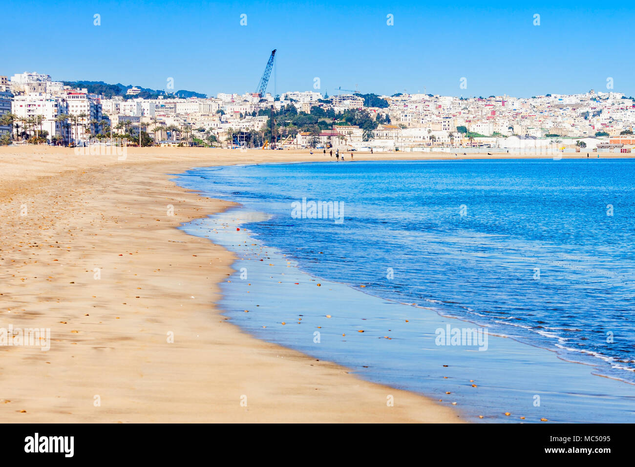 Tangeri city beach a Tangeri, Marocco. Tangeri è un importante città nel nord del Marocco. Tangeri situato sulla costa Nord Africana presso la Western entranc Foto Stock