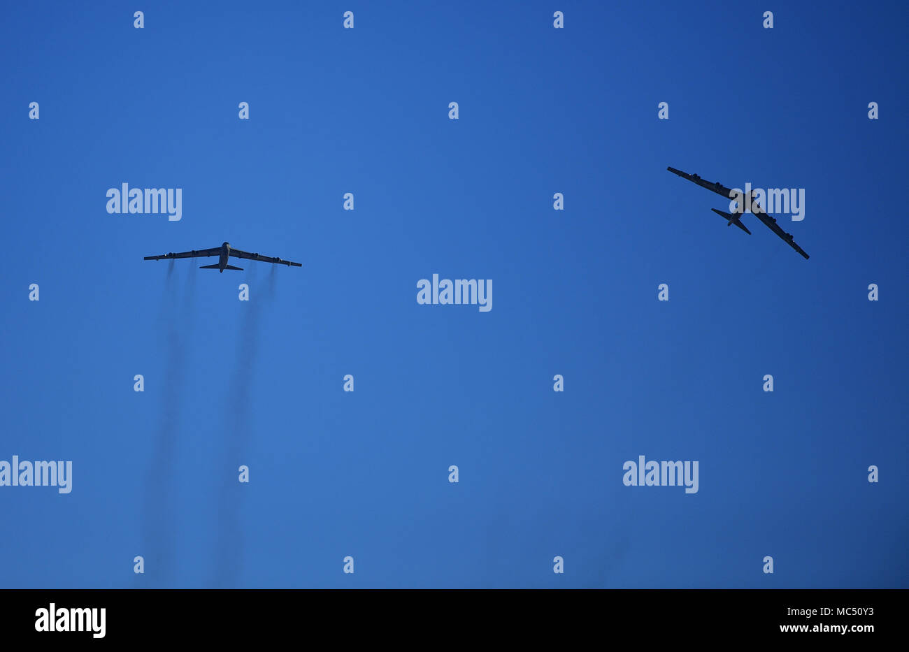 Due B-52H Stratofortresses sorvolare Minot Air Force Base, N.D., Gennaio 30, 2018. Il velivolo ha restituito da una distribuzione per il Regno Unito, dove si sono svolte Theatre di integrazione e formazione di volo operazioni. (U.S. Air Force foto di Tech. Sgt. Jarad A. Denton) Foto Stock