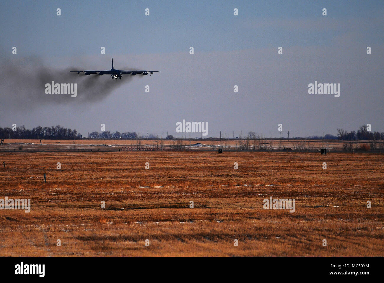 A B-52H Stratofortress si prepara a terra a Minot Air Force Base, N.D., Gennaio 30, 2018. Un totale di quattro bombardieri dispiegato per RAF Fairford, Regno Unito, per condurre il teatro di integrazione e formazione di volo esercizi. (U.S. Air Force foto di Tech. Sgt. Jarad A. Denton) Foto Stock