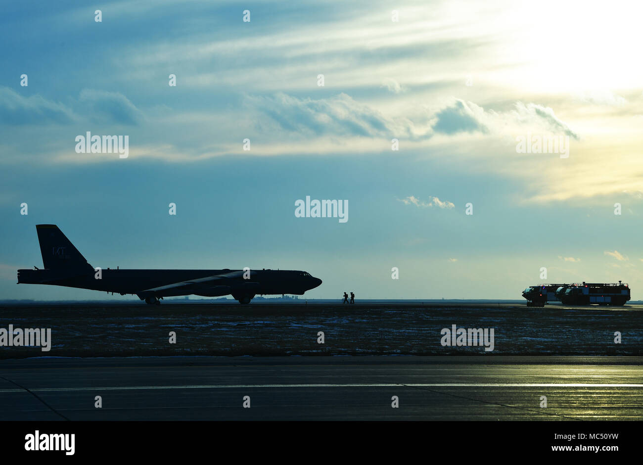 A B-52H Stratofortress siede sulla linea di volo a Minot Air Force Base, N.D., Gennaio 30, 2018. Il velivolo ha restituito da una distribuzione per il Regno Unito, dove, insieme con altri tre, condotta Theatre di integrazione e formazione di volo. (U.S. Air Force foto di Tech. Sgt. Jarad A. Denton) Foto Stock