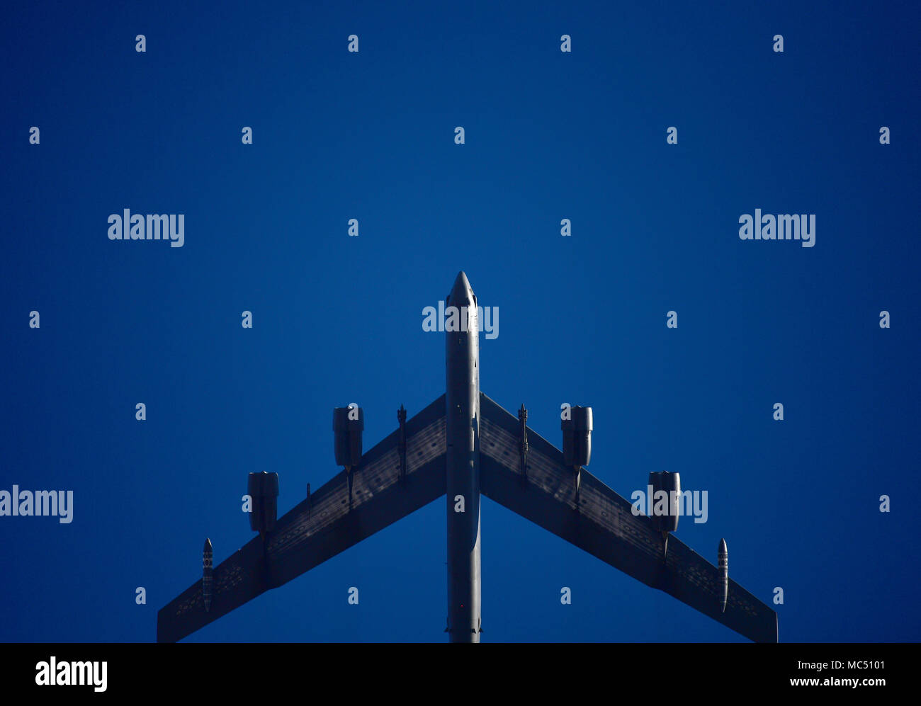 A B-52H Stratofortress vola sopra Minot Air Force Base, N.D., Gennaio 30, 2018. Questo bombardiere, insieme con altri tre, ha recentemente distribuito in Europa di esercitare uno stato di disponibilità a RAF Fairford, Regno Unito. (U.S. Air Force foto di Tech. Sgt. Jarad A. Denton) Foto Stock