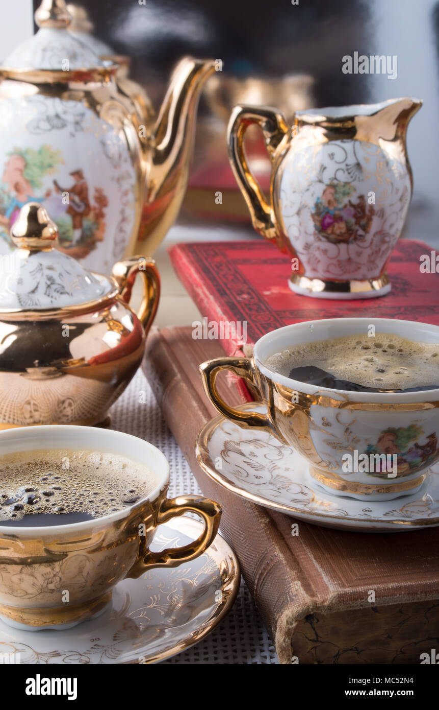 Porcellana retrò tazzine di caffè con caffè caldo e stoviglie dal XIX  secolo il tedesco Bavaria Foto stock - Alamy
