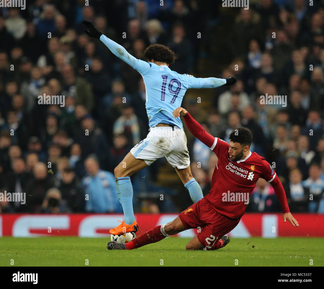 MANCHESTER, Inghilterra - aprile 10: Alex Oxlade-Chamberlain di Liverpool affronta Leroy sane del Manchester City durante la Champions League quarti di finale della seconda gamba corrispondenza tra la città di Manchester e Liverpool presso l'Etihad Stadium il 10 aprile 2018 a Manchester, Regno Unito. Foto Stock