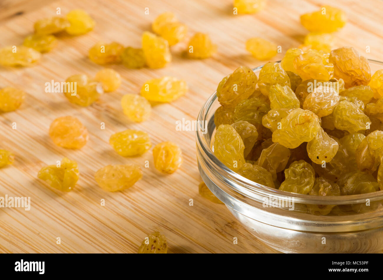 Superiore vista macro della grande uva passa in una ciotola di vetro close-up con profondità di campo Foto Stock