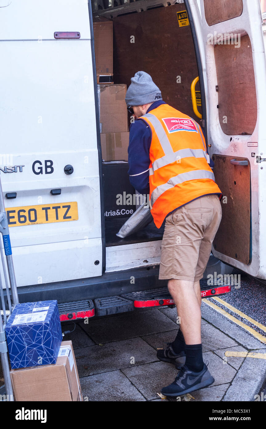 Una forza di pacchi driver di consegna al lavoro in Norwich , Norfolk , Inghilterra , Regno Unito Foto Stock