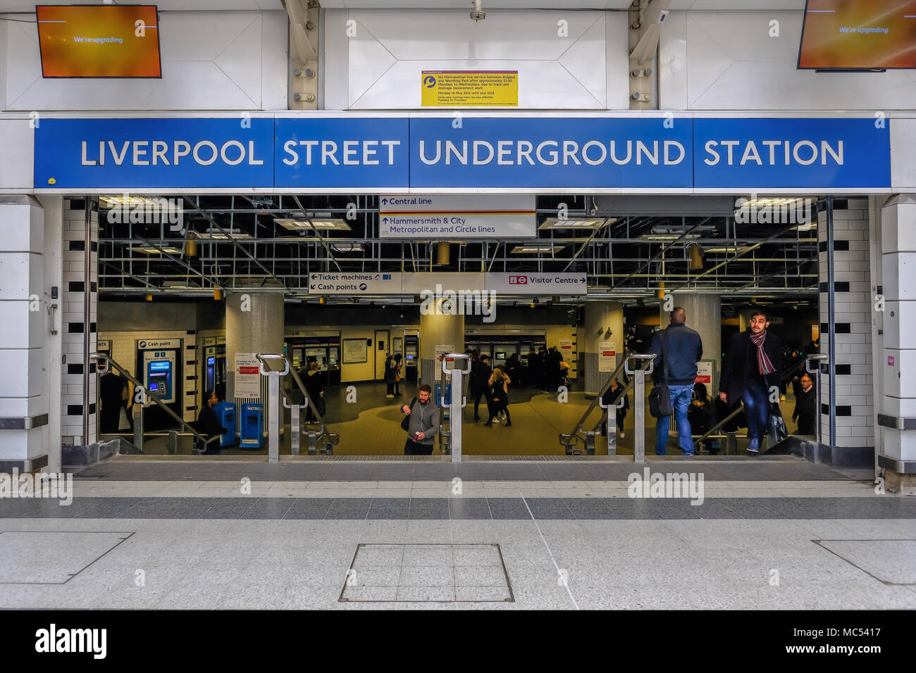 Liverpool Street, London, Regno Unito - 6 Aprile 2018: ingresso con i passeggeri della stazione metropolitana di Liverpool Street mainline terminale. Foto Stock