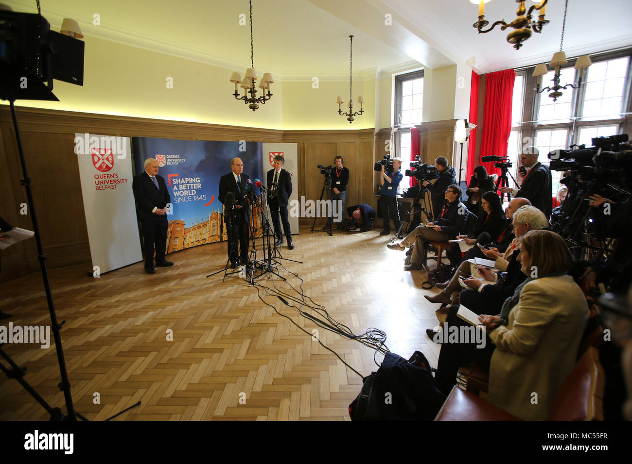 Ex Taoiseach Mr Bertie Ahern e ex governo britannico Jonathan Powell ascolta il senatore George Mitchell J. presso la Queen's University di Belfast, Martedì, Aprile 10th, 2018. Martedì segna 20 anni poiché i politici dell'Irlanda del Nord ed i governi britannici ed irlandesi hanno convenuto quello che divenne noto come Accordo del Venerdì Santo. È stato il culmine di un processo di pace che ha cercato di estremità 30 anni di disordini. Due decenni, il Northern Ireland Assembly viene sospeso in un atmosfera di amaro tra le due parti principali. Foto Stock