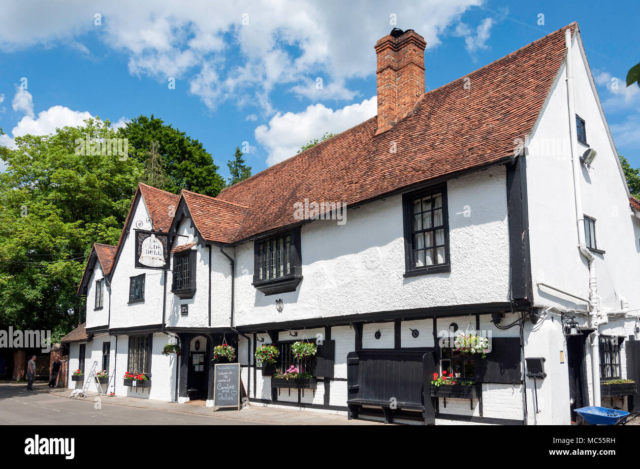 Xii secolo "Ye Olde Bell' Inn, High Street, Hurley, Berkshire, Inghilterra, Regno Unito Foto Stock