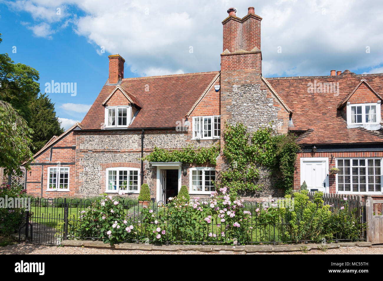 Periodo di pietra focaia e cottage garden , Hambleden, Buckinghamshire, Inghilterra, Regno Unito Foto Stock