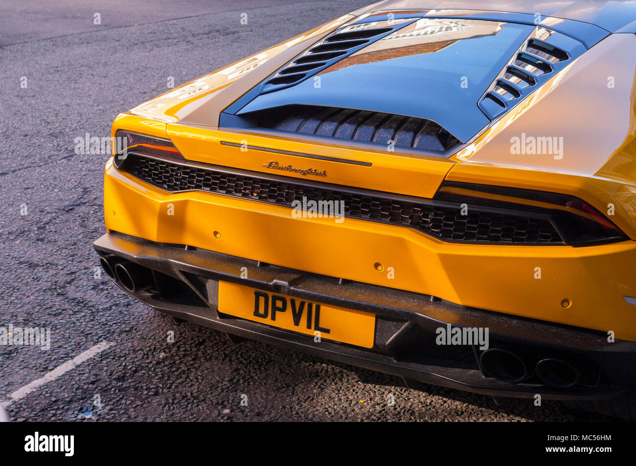 Un giallo Lamborghini auto sportiva in una strada del regno unito Foto Stock