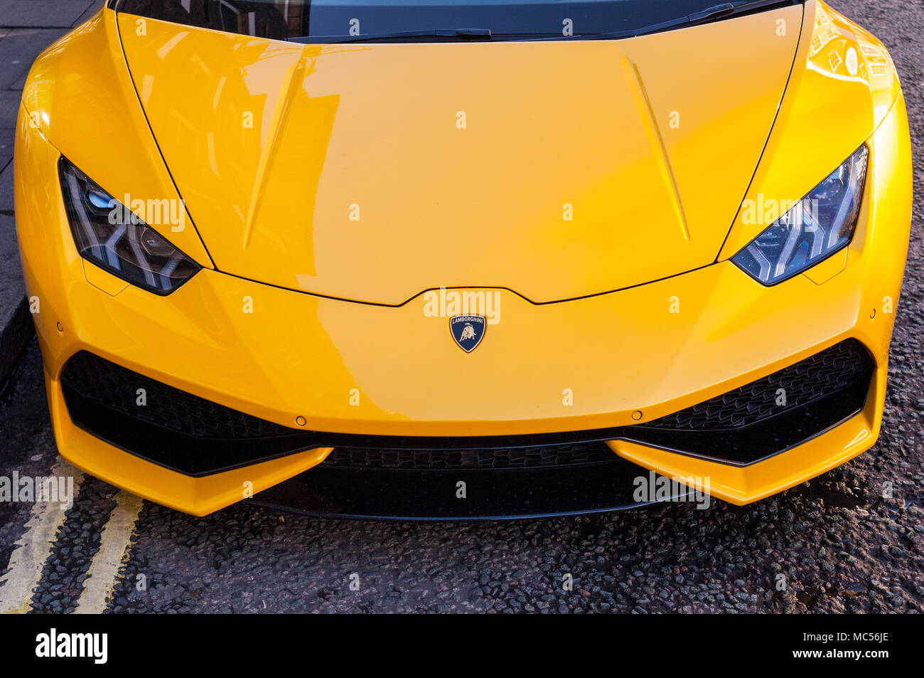 Un giallo Lamborghini auto sportiva in una strada del regno unito Foto Stock